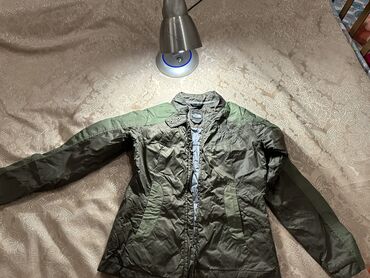 куртка демисезонная женская: Продаю б/у куртку женскую на осеньвесну.Размер 44-46