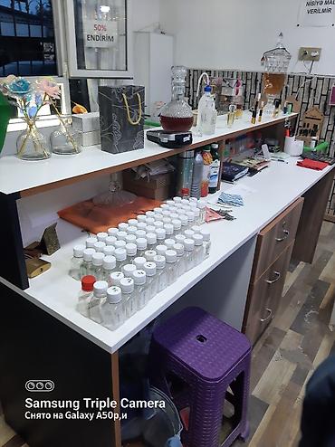 ayını: Mağaza üçün qabaq masa. 1×2 metr. Ətirə aid hər bir şey var. Mağaza — 6