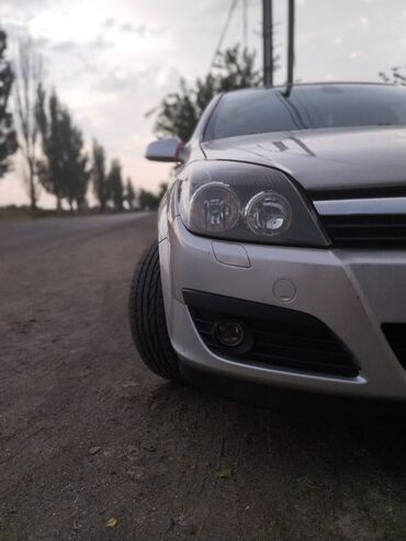 Opel: Opel Astra H – 5 qapılı hetçbek, gümüşü rəng. - Kuzov: kompakt — 11