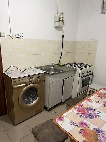 Долгосрочная аренда комнат: Сдается простая меблированная комната с отдельной кухней. Планировка — 2