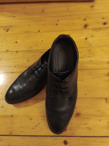 Ayaqqabılar: Qara rəngdə olan dəri kişi ayaqqabıları. Dəbli dizaynı ilə həm rəsmi — 6