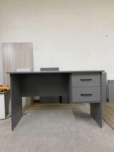 Мебель: Офисный Стол, цвет - Серый, Новый