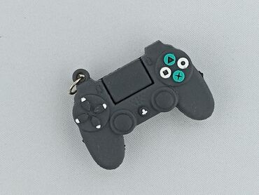 Używany breloczek w kształcie kontrolera do konsoli PlayStation 4