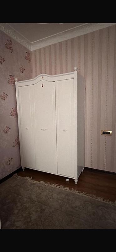 kamod: Ağ rəngdə klassik üslubda qız/yeniyetmə otağı mebel dəsti. Tərkibi: - — 5