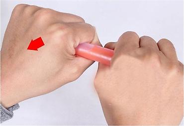 slika devojka sa bisernom mindjusom: Svetleci stapici 15cm raznih boja idealno resenje ako se nadjete u — 5