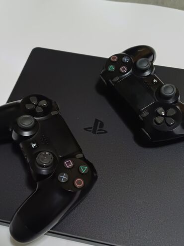 sony playstation 2 grafika: PS 4 SLIM 1тб, дополнительный геймпад залипают 2 кнопки, а так всё