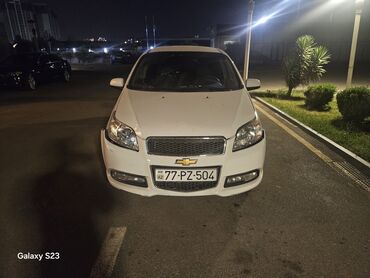 Ağ rəngli, 4 qapılı Chevrolet Aveo modeli. Avtomobilin qabaq