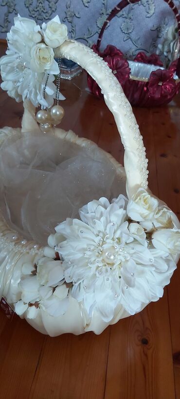 Xonçalar: Toy Nişan ücün dekorativ bəzəkli səbət, krem rəngli atlas parça və ağ — 2