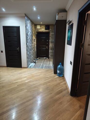 Uzunmüddətli kirayə mənzillər: Geniş və işıqlı mənzil Satilir - Planlama: geniş dəhliz, böyük yataq — 28