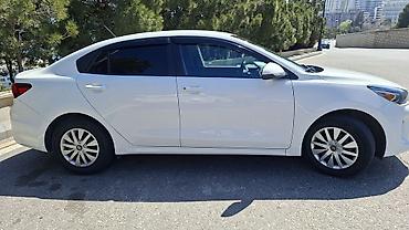 rio kia: Kia Rio sedan – ağ rəng, Azərbaycan nömrə nişanı ilə. Şəhər və uzun — 3