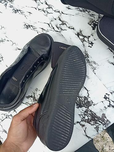 Мужская обувь: Lacoste kişi idman ayaqqabısı - Rəng: tam qara - Brend loqosu: yan — 3