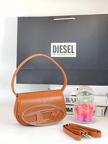 roze poze: Diesel ženska torba – model sa prepoznatljivim ovalnim logoom napred — 3