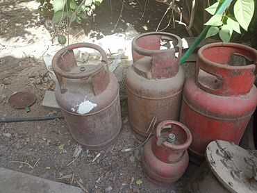 Другие товары для дома: Газовый баллон пустой три штуки по 1300 и маленький две штуки по 500