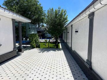 Посуточная аренда домов: Просторный дом с современной отделкой и благоустроенным двором. - — 3