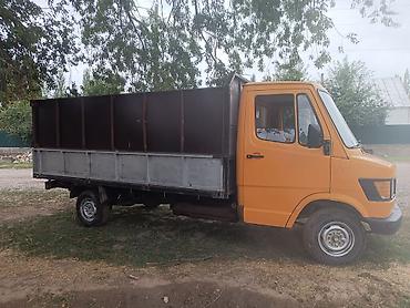 sprinter 315: Грузовой фургон Mercedes‑Benz (кабина оранжевая) с бортовой платформой — 3