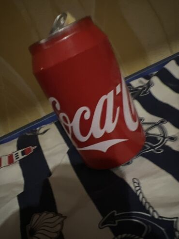 Coca-Cola içki qutusuna bənzəyən qırmızı rəngli oyuncaq. Oyuncağın
