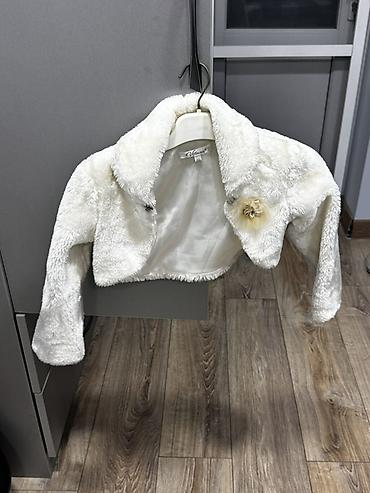 ust geyimi: Uşaq qız üçün qısa kürk jaket – Vitacci, ölçü 110 - Rəng: ağ, yumşaq — 1