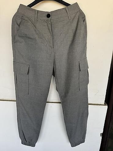 Muška odeća: Bershka cargo pantalone – siva boja - Model: cargo jogger kroj - — 1