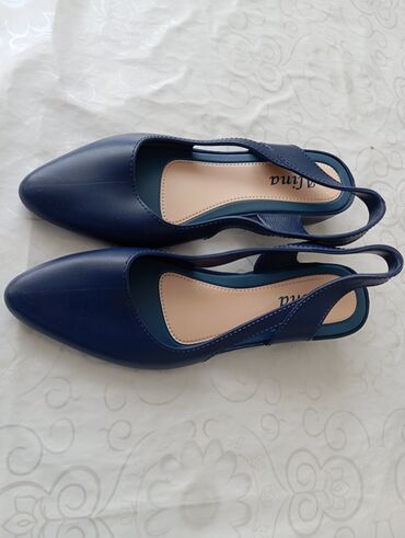 обувь для танцев: Женские босоножки ✅✅ 
Материал прорезинновая 
Размер 38
Цена 700с