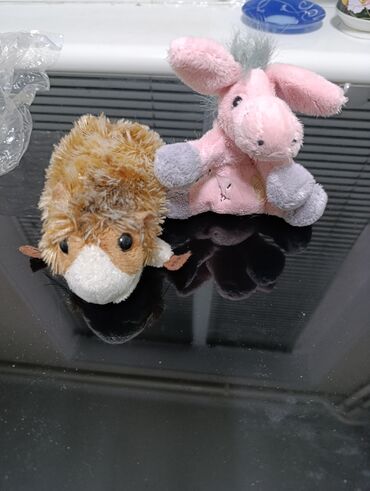 Игрушки: Мягкие игрушки и три фарфоровые статуэтки, и другие игрушки Цена 20 - — 4