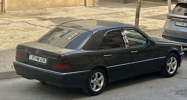 Информатика: Mercedes-Benz C-Class modelinə aid tünd rəngli sedan avtomobil