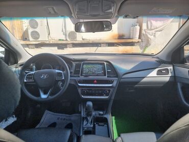 Hyundai: Интерьер автомобиля Hyundai Sonata с серыми сиденьями. На приборной