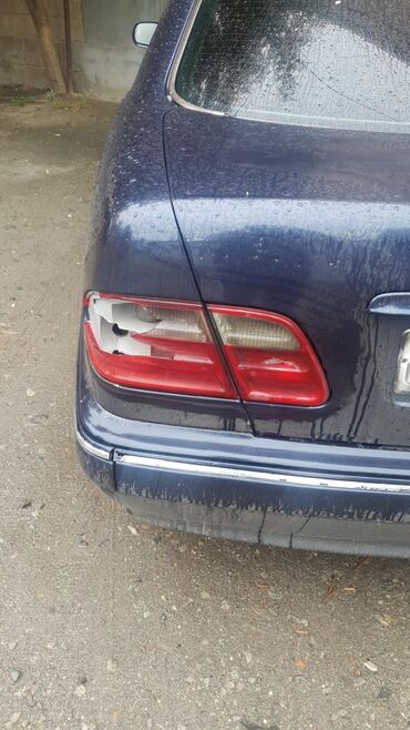 Mercedes-Benz: Mavi rəngdə olan bu sedan arxa hissədən zədələnib. Sağ arxa faranın