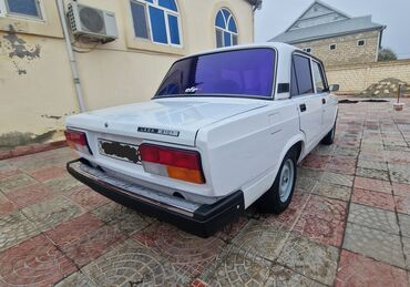 VAZ (LADA): VAZ 2107 sedan Xüsusiyyətlər: - Kuzov: 4 qapılı sedan, ağ rəng - — 6