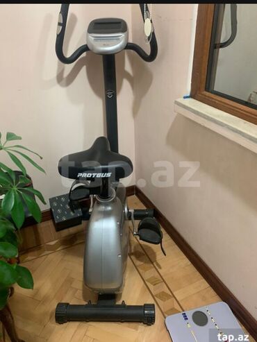 Elliptik trenajorlar: Proteus markalı, gümüş rəngli, qara oturacağı olan velotrenajor