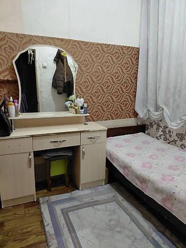 Продажа коттеджей и домов: Дом с участком. - Планировка: светлая жилая комната с окном и — 5