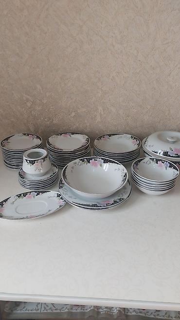 Посуда: Набор керамических обеденных тарелок, состоящий из одной овальной — 3