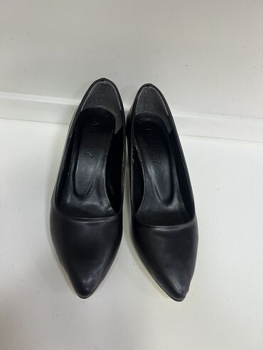 женские кеды converse chuck taylor: Qadın klassik tufliləri – qara rəng - Ölçü: 39 Trendyoldan alınıb.ölçü