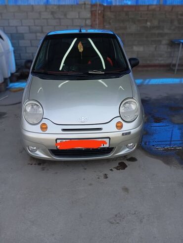 кичине машина: Серебристый хэтчбек Daewoo Matiz с компактным кузовом, идеально