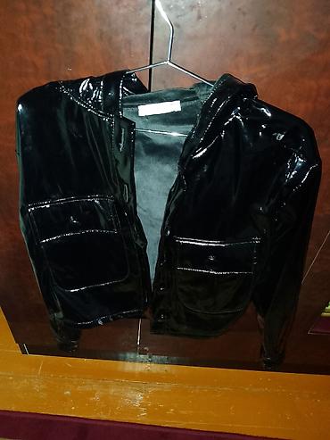 pencekler qadin ucun: Qara laklı (parlaq) materialdan kapüşonlu üst geyimi/jaket. Ön hissədə — 1
