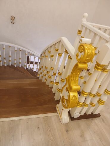 Taxta-şalban: Ağ-qızılı klassik dizaynlı taxta pilləkən və dülgərlik işi - Taxta