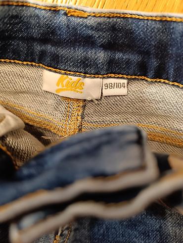 Paketi dečije odeće: Decaci farmerke, pantalone, bermude,sorcevi.Cene do 500din, velicina — 8