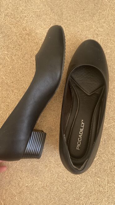 обувь женская: Туфли 39, цвет - Черный