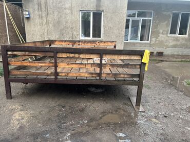 деревянные ограды: Металлический топчан 3 на 2,5 метра с деревянным настилом