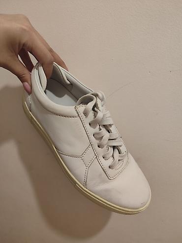 Кроссовки и спортивная обувь: Кеды женские, 2 пары. 1) Белые кожаные кеды: - Минималистичный — 2