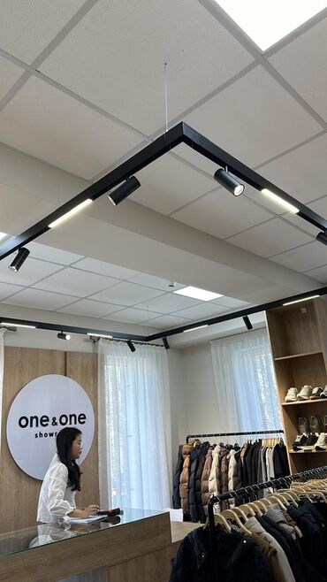 Шкафы: Срочно продается вся мебель для торговли одеждой, почти новая. Мебель — 16