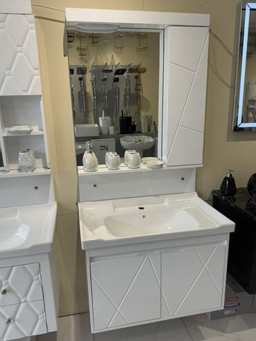 Hamam üçün aksessuarlar: Ağ rəngdə, müasir üslubda hazırlanmış hamam mebeli dəsti. Dəstə güzgü