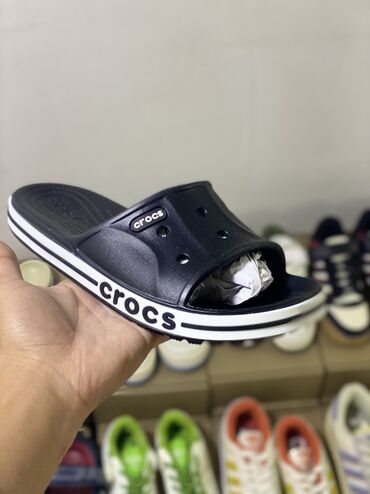 кроксы белые: Клоги Crocs Classic с увеличенной подошвой и крупным 3D‑логотипом по