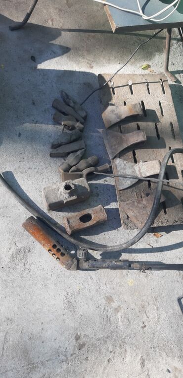 садовый инструмент: Набор металлических насадок/голов для топоров и мотыжек. Состав: -