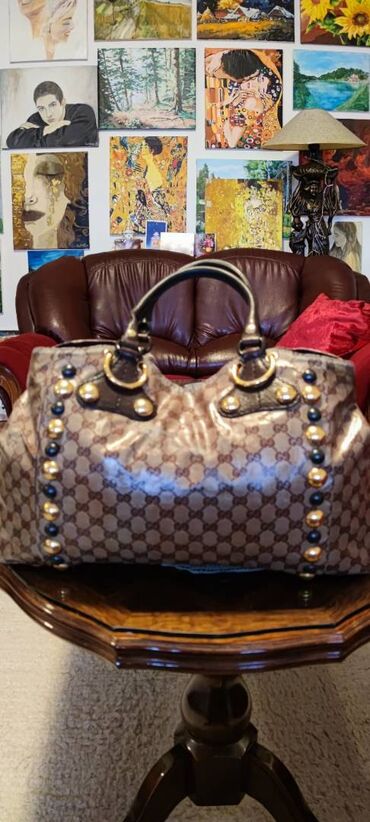 Torbe: Gucci. Fantastična.

Bez ikakvih nedostataka.
45cm x 28cm x 10cm — 3