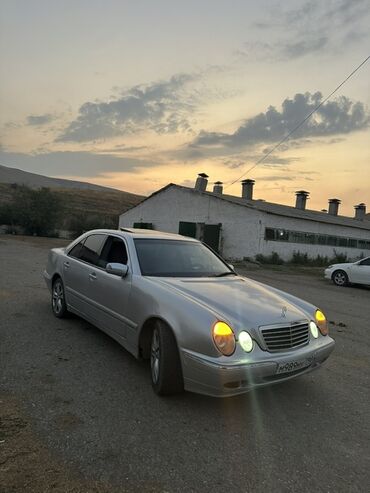 машина в долг: Элегантный серебристый седан Mercedes-Benz E 220, представляющий собой