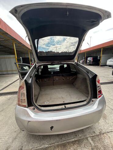 Toyota: Toyota Prius Hybrid – gümüş rəng, sedan/hatchback kuzov. Texniki və — 10