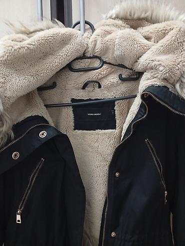 hugo: Ženska zimska parka VERO MODA - Boja: crna spolja, bež unutrašnja — 2