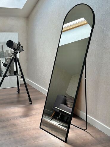 плёночный пол: Напольное зеркало с округлой верхней частью и тонкой металлической
