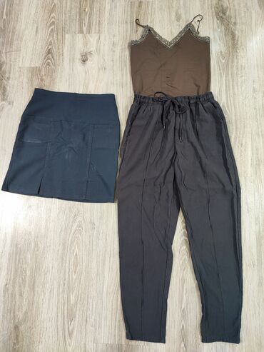 Pantalone: Pantalone, majica i gratis suknjica. veličina M