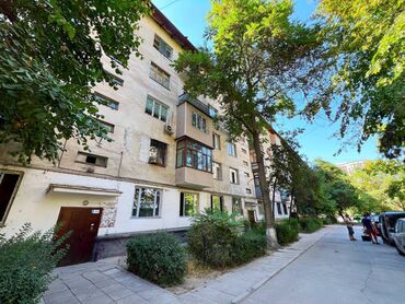 срочно продаётся 1 комнатная квартира в районе ошского рынка по улице молодая гвардия токтогула: 4 бөлмө, 92 кв. м, Жеке план, 4 кабат, Эски ремонт